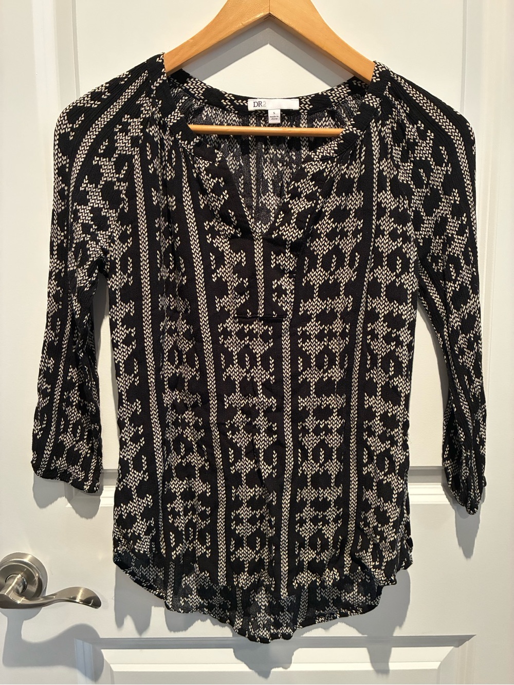 DR2 Black and White Patterned Women's V-Neck Top